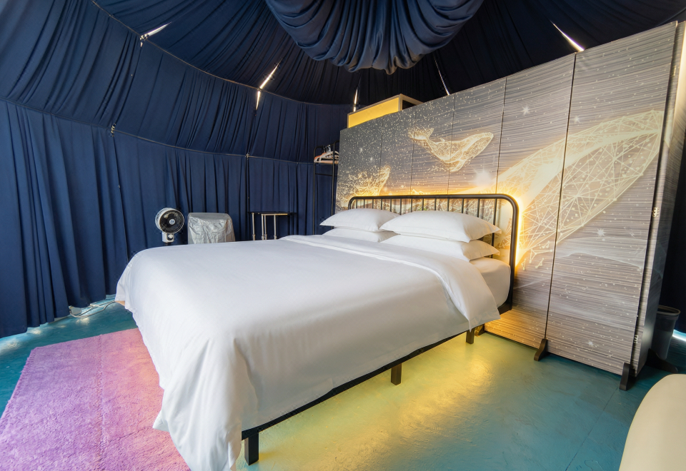 Starry dome king room interior Turtle Garden Resort